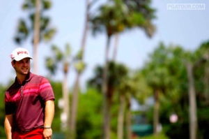 Esta fue la polera que vi en el campeonato de golf, la que me iluminó el foco de qué colores combinar! Foto de PGATOUR.com.