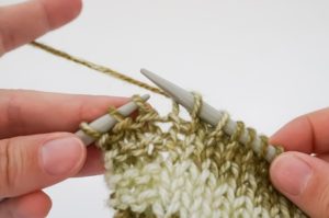 Como tejer Poncho para bebé a palillos, instrucciones y patron de tejido
