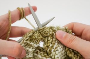 Como tejer Poncho para bebé a palillos, instrucciones y patron de tejido