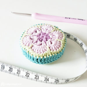 African Flower tape measure, patron de Ravelry