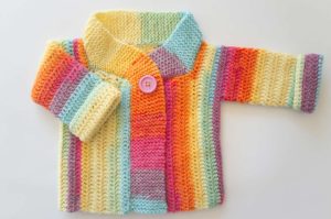 Chaleco Arcoiris a crochet para bebe, patrón de tejido de marinatorreblanca.cl