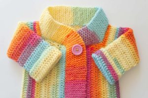 Chaleco Arcoiris a crochet para bebe, patrón de tejido de marinatorreblanca.cl