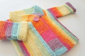 Chaleco Arcoiris a crochet para bebe, patrón de tejido de marinatorreblanca.cl