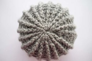 Gorro a crochet punto relieve, patrón de tejido